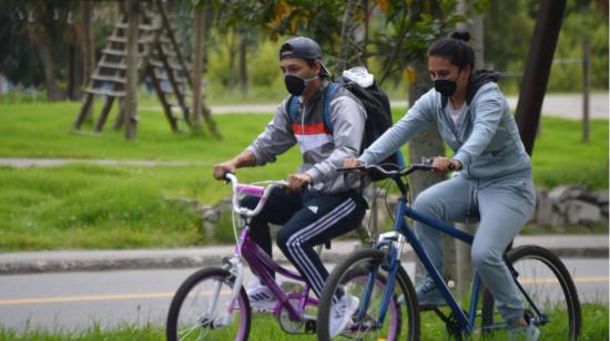 Dos personas circulan en bicicleta en Cuenca, el 30 de mayo de 2020.