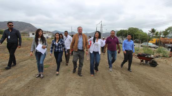 Edmundo Tamayo, director del Secob (centro), recorrió el terreno del Hospital de Bahía de Caráquez el 28 de octubre de 2019.