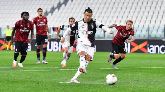 Cristiano Ronaldo falla un penal para la Juventus, en la semifinal de la Copa Italia, ante el AC Milan, este viernes 12 de junio de 2020.