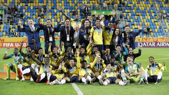 Jugadores, cuerpo técnico y auxiliares de la selección ecuatoriana festejan el tercer lugar en el Mundial Sub 20 de Polonia 2019.