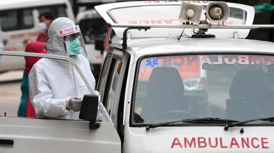 Una ambulancia que transporta los restos mortales de una víctima de Covid-19 llega al lugar de cremación de Punjabi Bagh, designado para funerales de víctimas, proporcionados por la Corporación Municipal de South Delhi en Nueva Delhi, India, el 13 de junio de 2020.