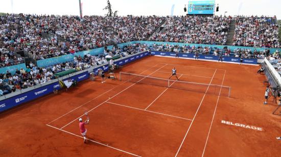 El serbio Novak Djokovic en acción durante su partido contra Viktor Troicki, en un evento benéfico, en Belgrado, este sábado 13 de junio de 2020.