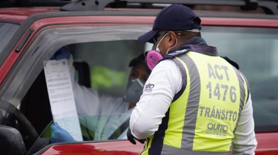 Un agente de tránsito durante un control vehicular en Quito, foto archivo. 