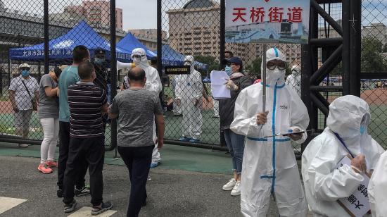 Personas que estuvieron en contacto con vendedores del mercado de Xifandi, en Beijing, se someten a pruebas rápidas de Covid-19, el 15 de junio. 