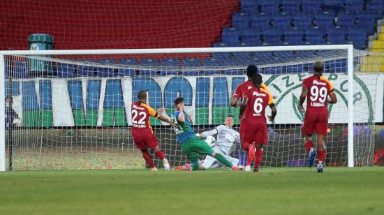 El arquero uruguayo Fernando Muslera se lesionó en el partido del Galatasaray anre el Rizespor, el domingo 14 de junio de 2020.