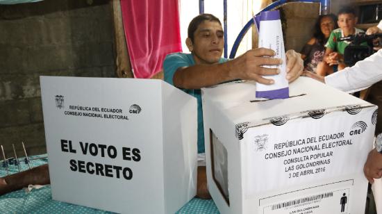 Un ciudadano deposita su voto en la consulta popular de Las Golondrinas, en abril de 2016.