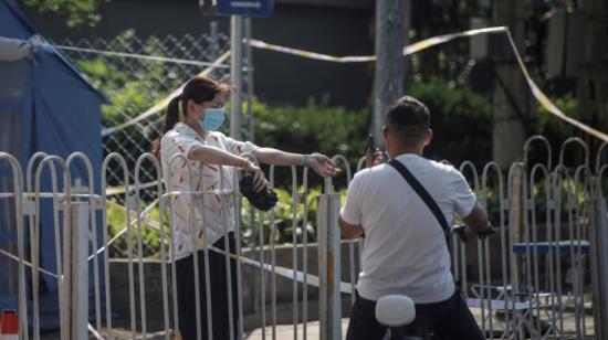 Personas que van a viajar forman una fila en los exteriores del Aeropuerto Internacional Mariscal Sucre, en Quito, el 15 de junio de 2020. 