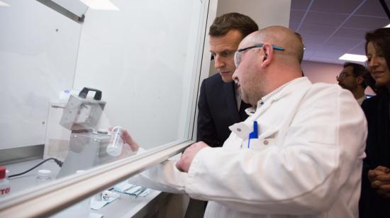 El presidente de Francia, Emmanuel Macron, visita el laboratorio de la fábrica AstraZeneca en Dunkerque, en el norte de Francia, el 20 de enero de 2020.