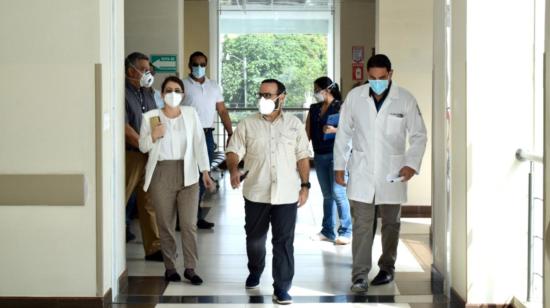 El presidente del Consejo Directivo del IESS, Jorge Wated, durante una visita al Centro de Salud Materno Infantil y Emergencias de Bahía de Caráquez, el pasado11 de junio de 2020.