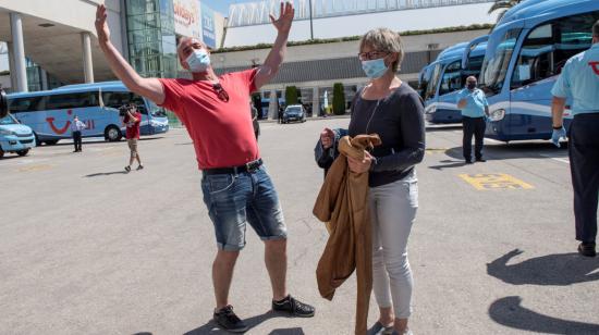 Una pareja de turistas alemanes, a su llegada al aeropuerto de Palma de Mallorca, el lunes 15 de junio.