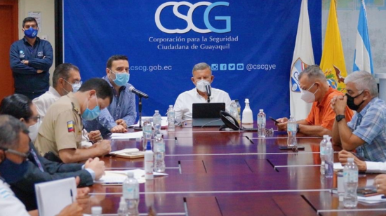 La sesión del COE cantonal de Guayaquil, el pasado 11 de junio, que fue conducida por Gustavo Zúñiga (centro), director de la Corporación de Seguridad Ciudadana.