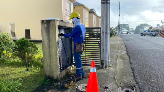 Un trabajador de CNEL realiza trabajos en Santo Domingo de los Tsáchilas este 15 de junio de 2020.