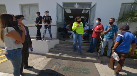 Personas esperan en las afueras del Hospital del IESS de Durán, el martes 16 de junio de 2020.