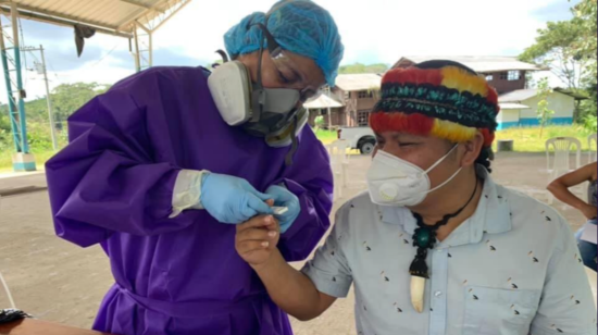 Docentes Ade la UDLA tomando muestras, el 8 de junio de 2020, en la amazonía ecuatoriana. 