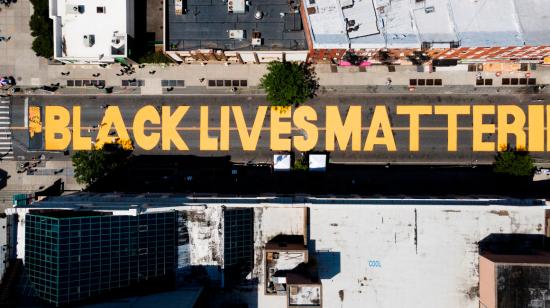 En la calle Fulton en Brooklyn, Nueva York,  16 de junio de 2020, se ven letras gigantes recién pintadas que deletrean Black Lives Matter. 