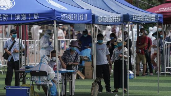 Ciudadanos en Pekín, China, hacen fila para un examen de Covid-19 tras el rebrote de la enfermedad, el 15 de junio. 