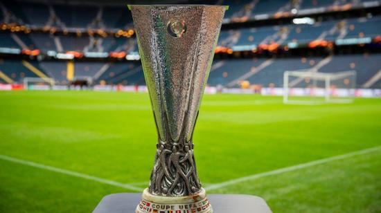 Vista del trofeo que será entregado al club campeón de la Europa League.