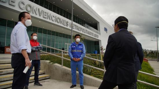 El alcalde de Quito, Jorge Yunda (azul), durante una visita al Hospital Quito Solidario, el 1 de junio de 2020. 