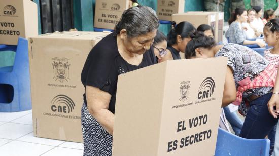 Una mujer deposita su voto en las elecciones seccionales de 2019, en Manabí.