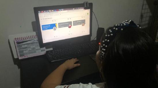 Martina Romero estudia en un colegio particular de Guayaquil y recibe clases virtuales por la pandemia, desde el pasado 1 de junio. 