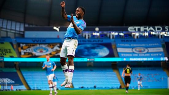 Celebración de Raheem Sterling al anotar el 1-0 en el partido Manchester City vs Arsenal FC.