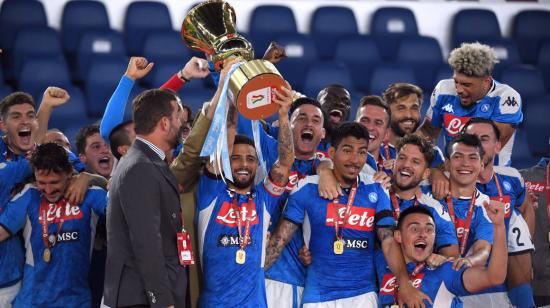 Los futbolistas de Nápoles festejando el título de la Copa Italia, el miércoles 17 de junio, en Roma.