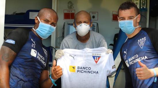 Kevin Bazurto, hincha de Liga, recibió la camiseta del club  que le dio Antonio Valencia y Adrián Gabbarini desde la ambulancia que lo trasladó al complejo de Pomasqui.