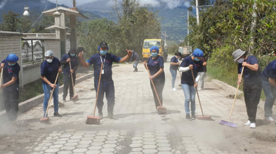 Una minga de limpieza de ceniza realizada el pasado 16 de junio en el cantón Alausí (Chimborazo).