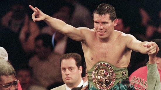 El boxeador Julio César Chávez celebrando el título mundial.