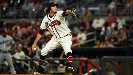 Luke Jackson jugador del Atlanta Braves en una jugada.