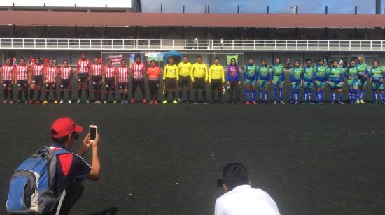 Dos equipos de fútbol femenino antes del inicio de un partido de la liga barrial Islas Encantadas, en 2019, en Santa Cruz,