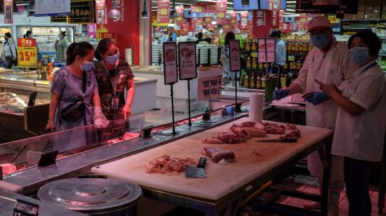 Ciudadanas compran en un mercado de alimentos de Pekín, capital china, el 16 de junio. 