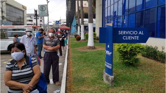 Decenas de personas madrugaron en Guayaquil para reclamar el cobro excesivo en las planillas de luz, el 18 de junio de 2020.