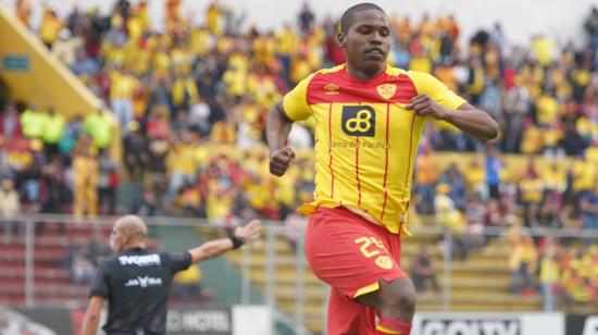 Montaño celebra un gol en un partido frente a Mushuc Runa, el 1 de marzo de 2020, en el estadio Gonzalo Pozo Ripalda.