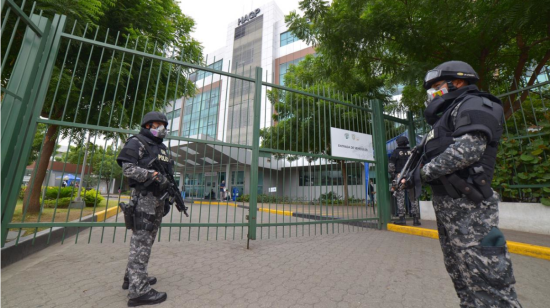 Miembros de la Policía Nacional durante el allanamiento en hospital Guayaquil este 18 de junio de 2020.