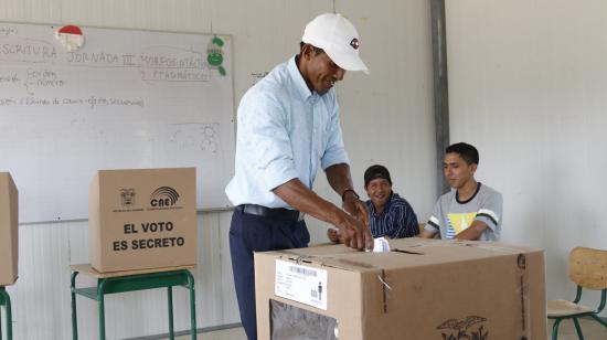 Un ciudadano deposita su voto en las elecciones seccionales de 2019. 