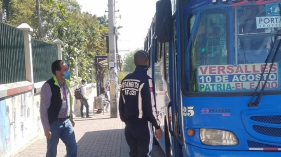 Un bus de transporte urbano de Quito el pasado 11 de junio de 2020.