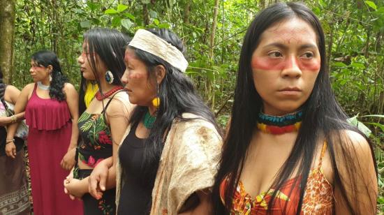 Miembros de la comunidad Sapara realizan un ritual denominado Kamunguishi, en Llamchamacocha (Ecuador).