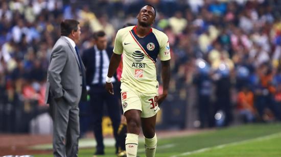 El jugador ecuatoriano, Renato Ibarra, en una jugada con el América de México.