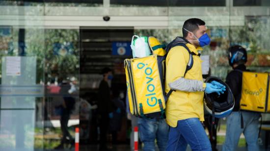 Un repartidor de Glovo camina frente a un centro comercial en Quito, el 24 de abril de 2020. 