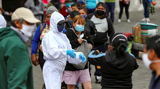 Ciudadanos con tapabocas caminan, el pasado 10 de junio del 2020, por las calles de Quito.