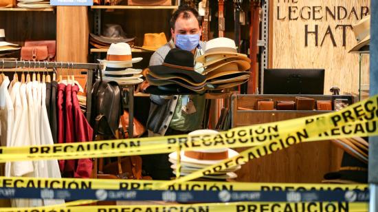 Un trabajador acomoda sombreros de paja toquilla en un local en Quito, el 1 de junio de 2020. 