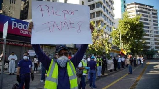 Personal que trabajaba en Tame protesta por los despidos y la falta de pago de la aerolínea, el 22 de mayo, en Quito. 