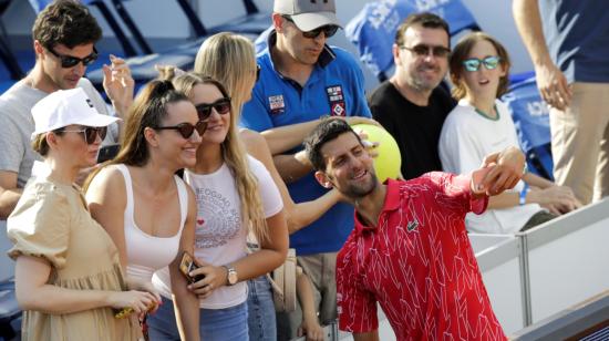 Novak Djokovic se saca fotos con sus aficionados, el 13 de junio, en Belgrado, Serbia.