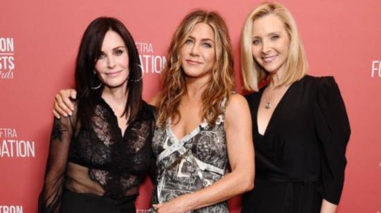 Courteney Cox con sus compañeras de reparto en 'Friends', Jennifer Aniston y Lisa Kudrow