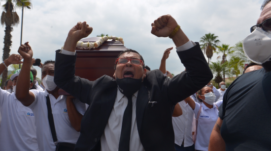 Los simpatizantes de Carlos Luis Morales que pudieron ingresar al cementerio participaron en su funeral celebrado este 23 de junio de 2020.
