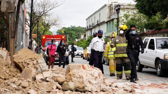 Miembros de la policía y de los bomberos observan los daños causados en una casa en Oaxaca tras el sismo, el 23 de junio. 