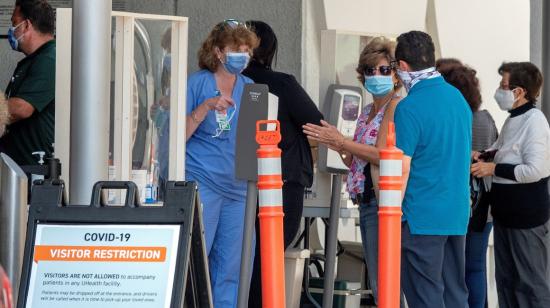 Personas con mascarillas hacen fila para entrar al hospital Jackson Memorial de Miami, Estados Unidos, el 23 de junio. 