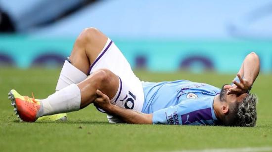 El argentino con una molestia en su rodilla izquierda durante el partido contra Burnley.