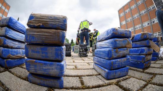 Vista del material incautado en la Operación Donkey, el 13 de mayo de 2020, en la que se ha intervenido 4.500 kilos de cocaína a borde de un buque y se ha desmantelado a una organización de narcolancheros, en Galicia, en una operación conjunta con la policía colombiana y la DEA.